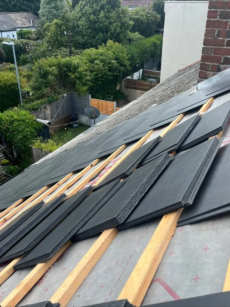 Slates set out on new battens and membrane